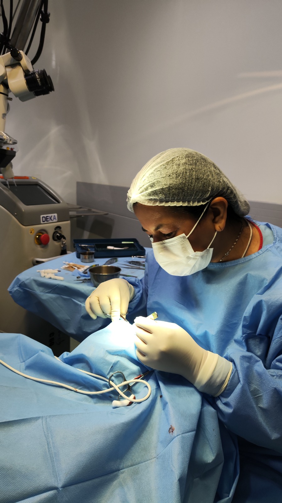 Dra. Ana Karla realizando procedimento cirúrgico