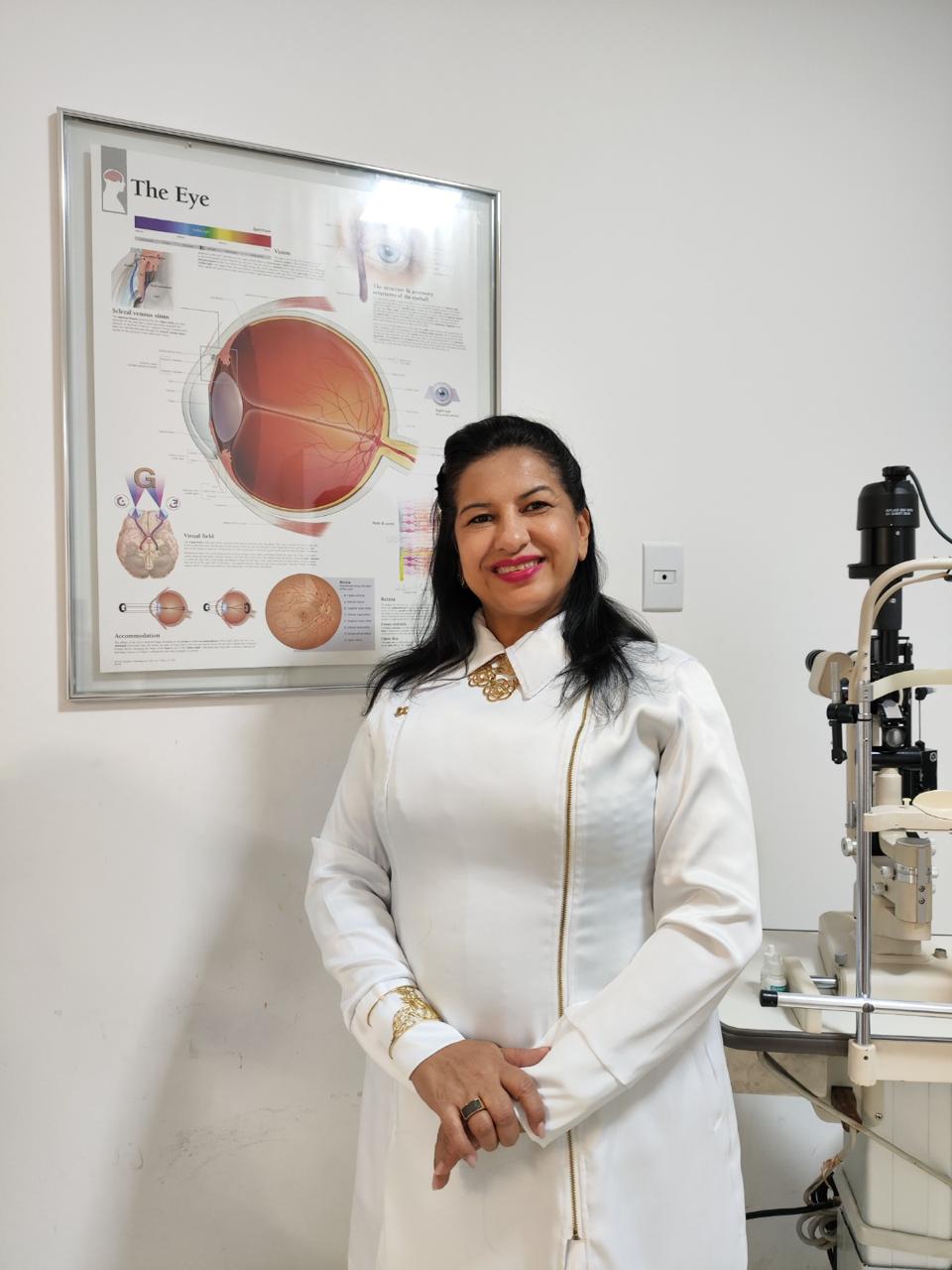 Dra. Ana Karla Soares em seu consultório