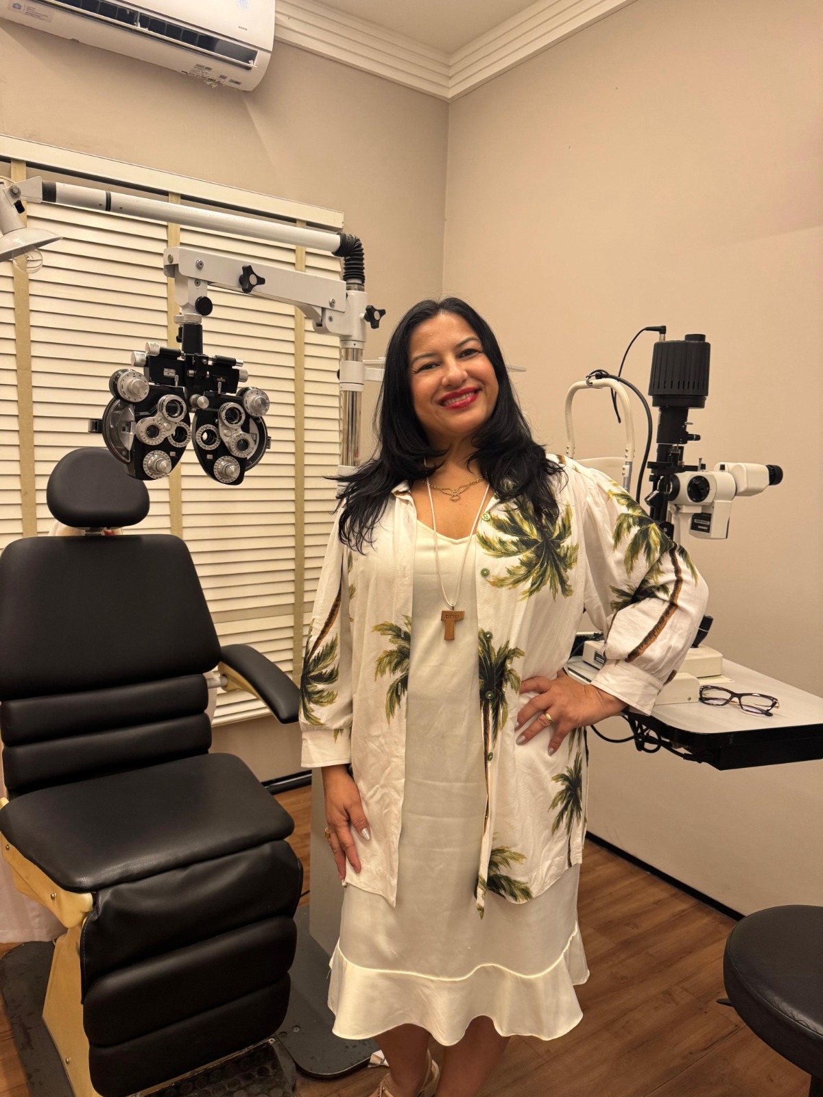 Dra. Ana Karla em consultório oftalmológico